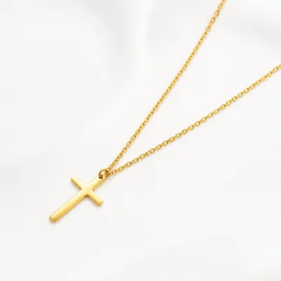 Colar dourado com pendente de cruz