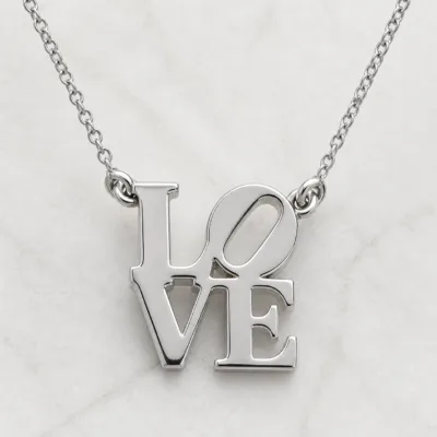 Pormenor do pendente LOVE prateado