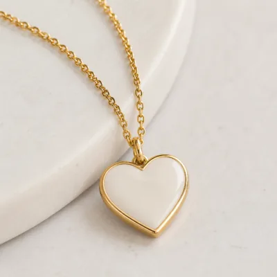 Pormenor do coração esmaltado dourado