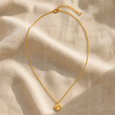 Pormenor do colar dourado banhado a rdio