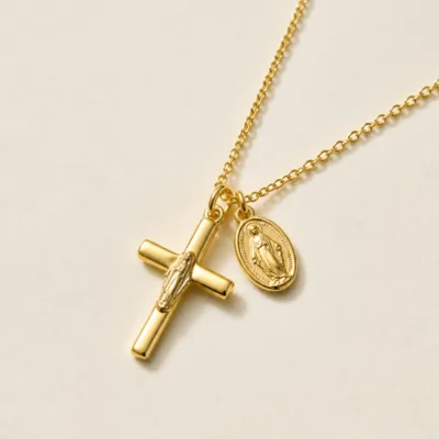 Pormenor do colar dourado com cruz