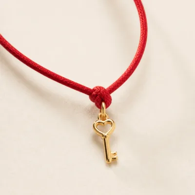 Pormenor da chave dourada no cordão vermelho