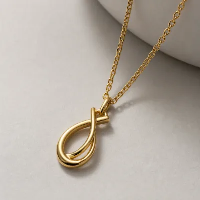 Pormenor do colar dourado em aço inoxidável