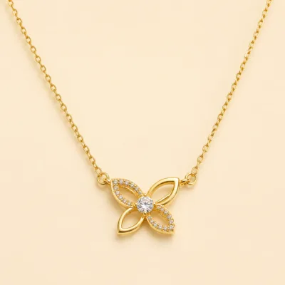 Pormenor do colar dourado em aço inoxidável