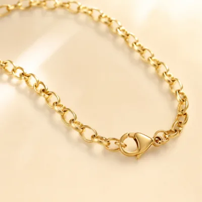 Pormenor do colar dourado em aço inoxidável