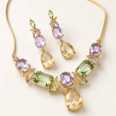 Detalhe do conjunto com pedras de vidro facetado
