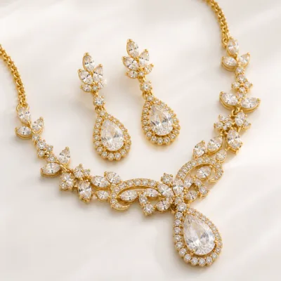 Detalhe do conjunto dourado com cristais