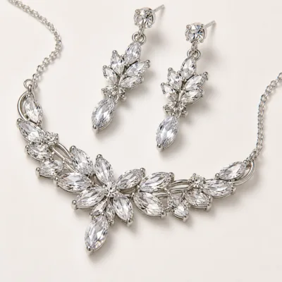 Detalhe do conjunto prateado com cristais