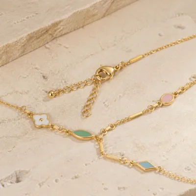 Detalhe do colar dourado em aço inoxidável