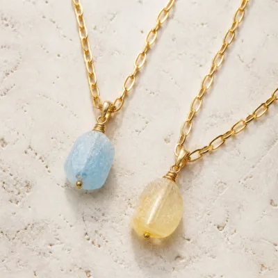 Detalhe do colar dourado com pedras naturais
