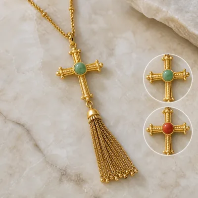 Detalhe da cruz e franjas do colar dourado