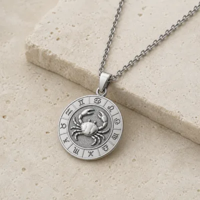 Detalhe do medalhão do zodíaco prateado
