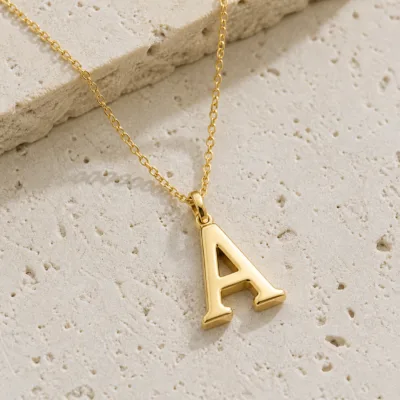 Detalhe do pendente de letra dourado