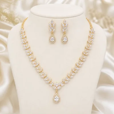 Detalhe do conjunto dourado com zircónias brancas