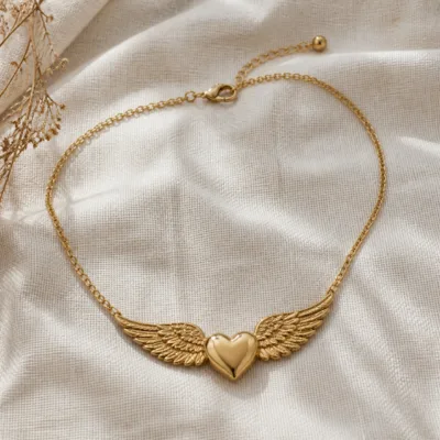 Colar de coração com asas em aço dourado