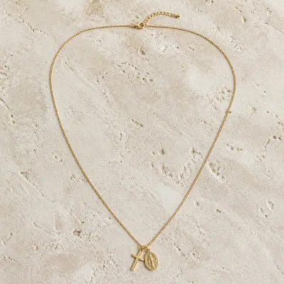 Colar dourado com medalha de Maria