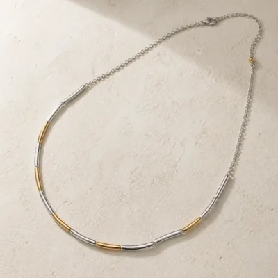 Colar bicolor em aço inoxidável em vista superior