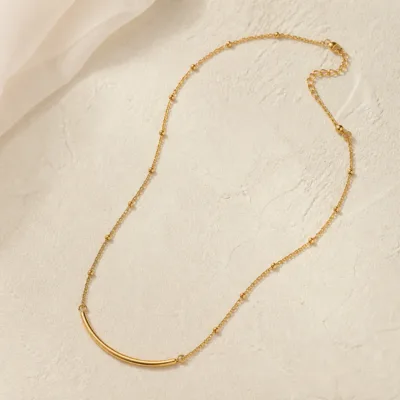 Colar dourado em aço inoxidável em vista superior