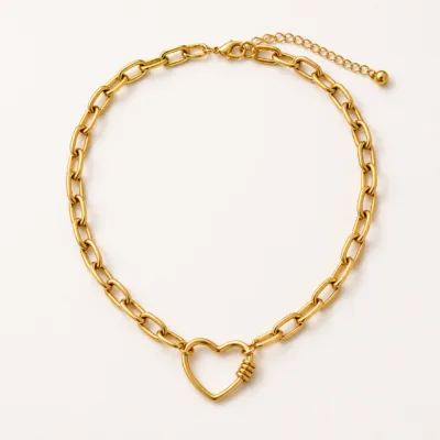 Colar dourado de corrente em composição de produto