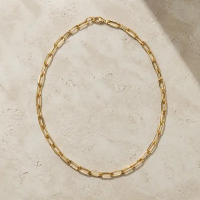 Colar dourado em aço inoxidável em vista superior