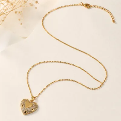 Colar dourado de coração em composição de produto