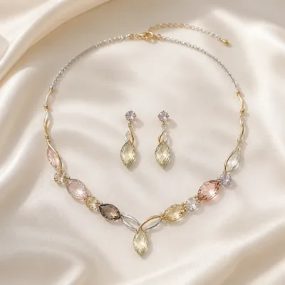 Conjunto de colar e brincos sobre tecido claro