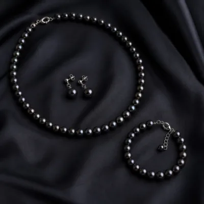 Conjunto preto de pérolas sobre fundo escuro