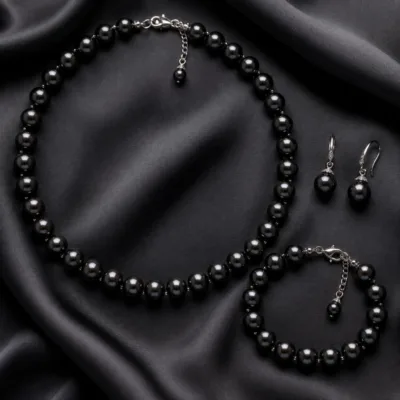 Conjunto de pérolas pretas sobre fundo escuro