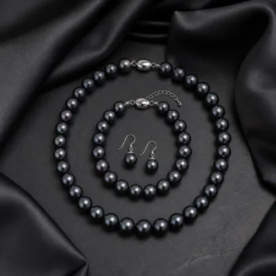 Conjunto preto de pérolas sobre fundo escuro