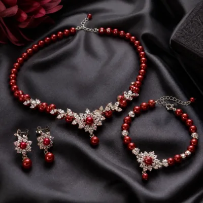 Conjunto de pérolas vermelho-escuras sobre fundo escuro