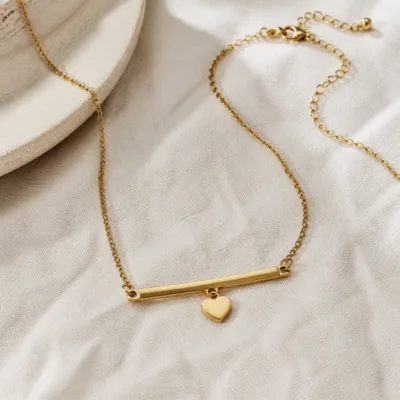 Colar dourado de barra e coração