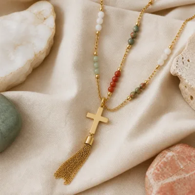 Variantes do colar dourado com cruz