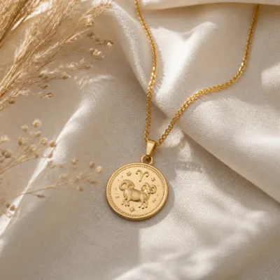 Colar dourado do zodíaco sobre linho