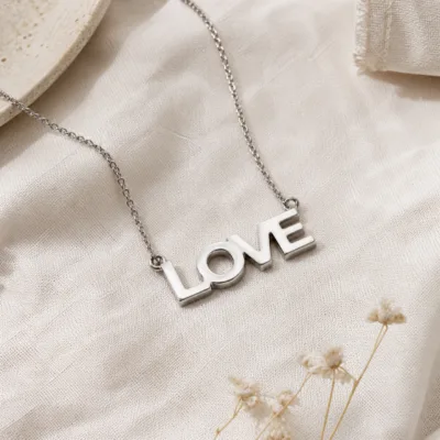 Colar LOVE em aço inoxidável prateado