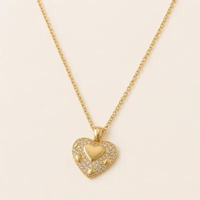 Colar dourado com coração e zircónias