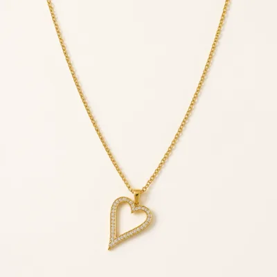 Colar dourado com coração assimétrico e zircónias
