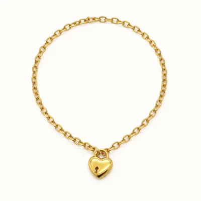 Colar dourado com cadeado em forma de coração
