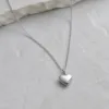 Colar prateado com pendente em forma de coração