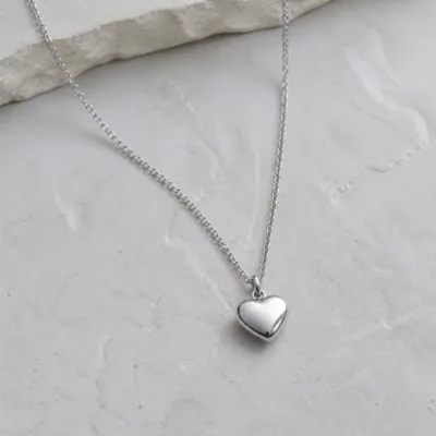 Colar prateado com pendente em forma de coração