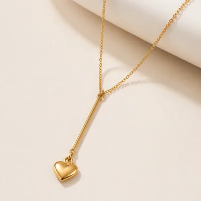 Colar dourado com barra e pendente de coração
