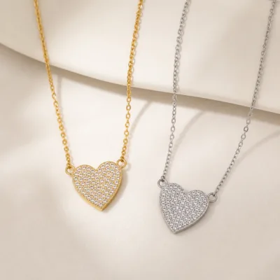 Colar de coração com cristais em dourado e prateado