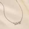 Colar prateado com pendente LOVE