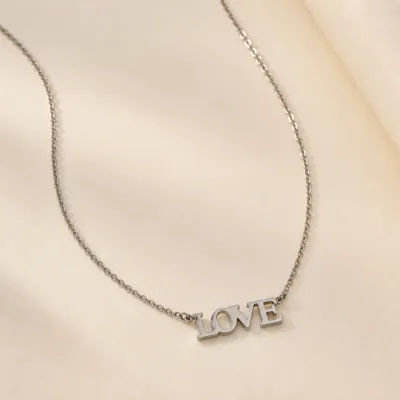 Colar prateado com pendente LOVE