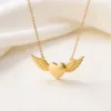 Colar dourado com coração e asas