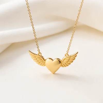 Colar dourado com coração e asas