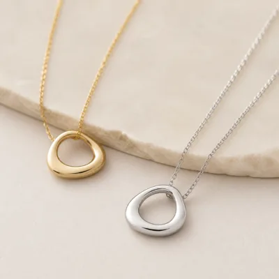 Colar pendente em aço dourado e prateado