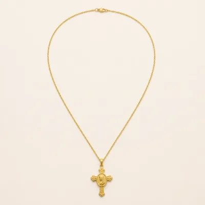 Colar dourado com cruz e medalha de Maria