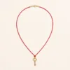Colar de cordão vermelho com chave dourada