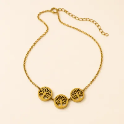 Colar dourado com três medalhões de árvore da vida