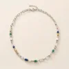 Colar prateado de metal misto com apontamentos coloridos